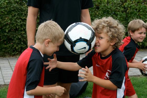 Kopfball auf die ganz andere Art: Der Spaß steht im Vordergrund bei den  Ferienkursen im soccerChamp miniCamp in Heimstetten.	Foto: VA