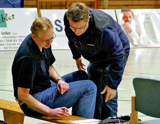 Angeregte Diskussion zwischen Manfred Bieberle (l.) und Heiko Roth beim Probetraining.	Foto: VA