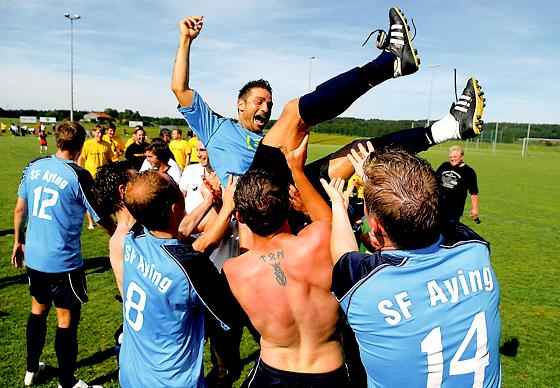 Die 1. Mannschaft der SF Aying konnten den Aufstieg in die Kreisliga feiern. 	Foto: Schunk