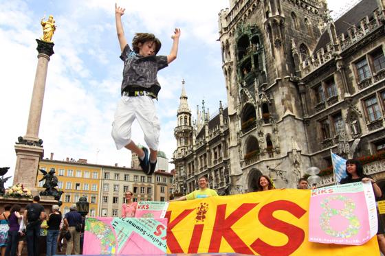 Luis (9 Jahre) gehört zur Gruppe Free Arts of Movement, einem Verein, der sich mit Parkour, Freerunning und anderen angesagten Bewegungskünsten beschäftigt und auch auf dem KiKS-Festival vertreten ist. Foto: VA