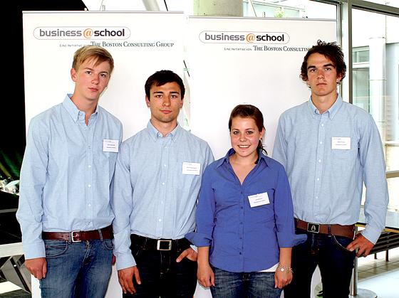 Das »geschäftstüchtige« Team: Kevin Koschitzki (17), David Rappenglück (17), Jana Kutsch (18), Stefan Pollok (16) (von links).	Foto: VA