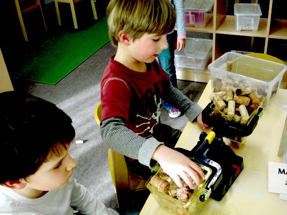Kinder werden spielerisch zu kleinen Forschern und entdecken begeistert ihre Umwelt. 	Foto: Privat