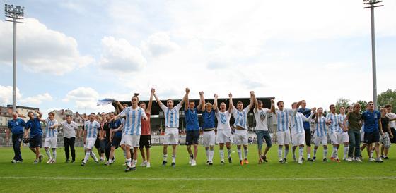 Große Freude über den Einzug ins Halbfinale um die deutsche Meisterschaft nach dem entscheidenden 2:0-Sieg gegen den FC Bayern. 	Foto: A. Wild