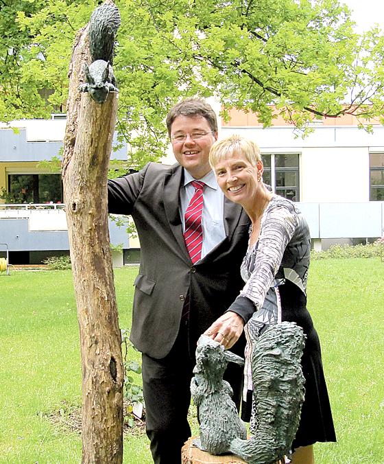 Bürgermeister Thomas Loderer und KWA-Stiftsdirektorin Giesela Hüttis mit einem der bezaubernden Skulpturen von Stefan Schuster.	Fotos: hw
