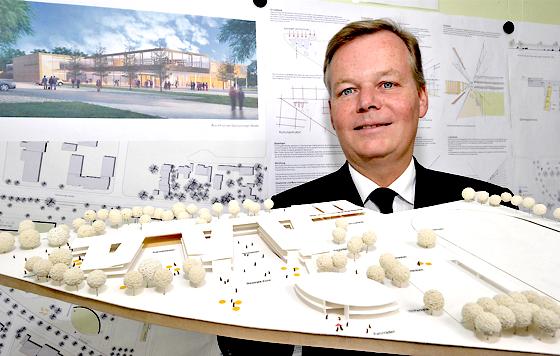 Das Grünwalder Gymnasium wird eine Vorzeige-Schule. Hier präsentiert Bürgermeister Jan Neusiedl eine Modell der geplanten Schule. 	Foto: Schunk