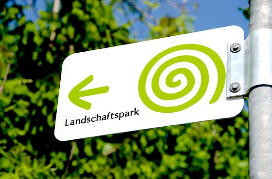 Die leuchtend grüne Spirale ist jetzt das Erkennungszeichen des Ottobrunner Landschaftsparks. 	Foto: Frank Fischer