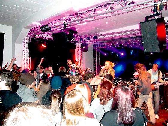 Begeistert wurden die fünf Bands von den Jugendlichen gefeiert. 	Foto: Benedikt Rossiwal