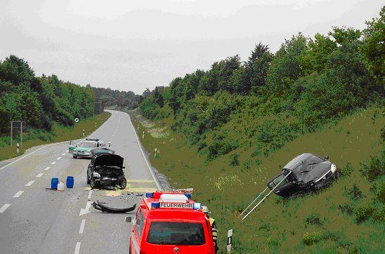 Auf der Fahrbahnmitte das Auto des Unfallverursachers, der Fahrer des Autos am Hang konnte den Aufprall nicht verhindern.	Foto: Polizei