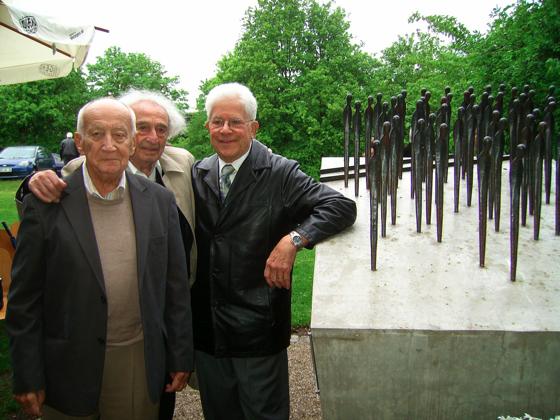 Die letzten drei Überlebenden des »Todeszuges von Poing«: Leslie Schwartz, Max Mannheimer und Stephen Nasser (v. l.) am Poinger Mahnmal.	Foto: Privat