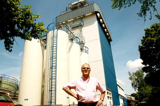 Hans Schmitt von der Alkohol-Produktionsstätte würde am liebsten am Standort  in der Neumarkter Straße weiterproduzieren.	Foto: js