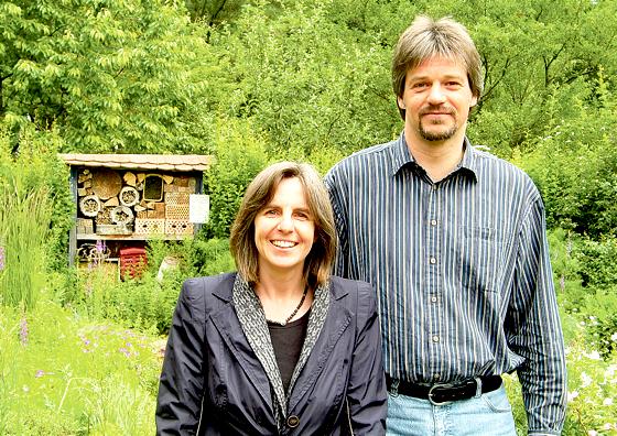 Die Leiter des Ökologischen Bildungszentrums Ulrike Wagner und Martin Ehrlinger im liebevoll angelegten Garten mit Insektenhotel.	Foto: ikb