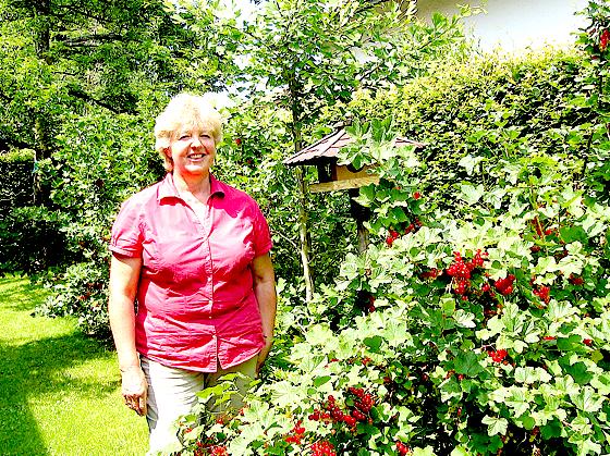Karin Schmid aus Holzkirchen gehört zu den zahlreichen Gartenbesitzern, die sich am 26. Juni beim Tag der offenen Gartentür beteiligen.	Foto: Woschée