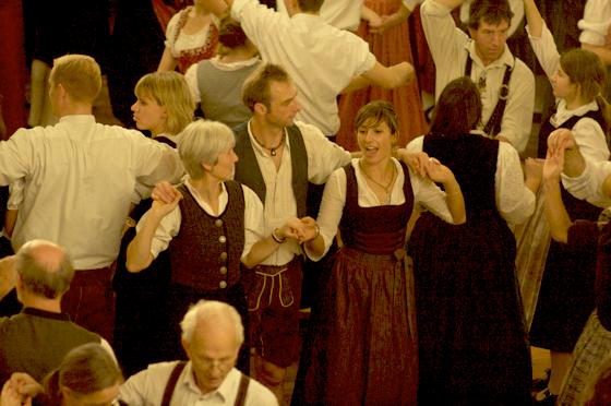 Tanzmeisterin Katharina Mayer (r.) bringt Interessierten die Münchner Francaise bei. Foto: Kulturreferat