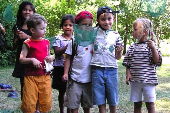 Kinder lieben alles, was kreucht und fleucht: auch Schnecken und Würmer.	Foto: VA