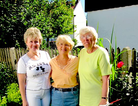 Gewinnerin Luise Helmich (Bildmitte) mit ihren Nachbarinnen Gabriele Meergans (l.) und Franziska Hiermaier (r.)	Foto: Woschée