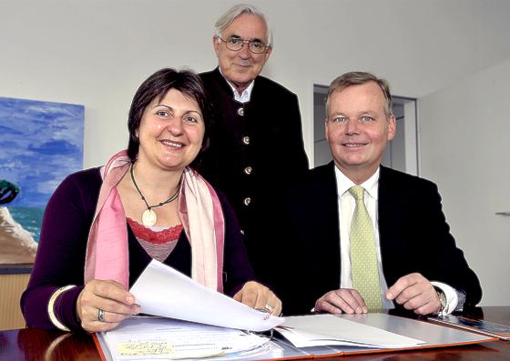 Freuen sich über das Beratungsangebot: Bürger- meister Jan Neusiedl und NbH-Vorsitzender Wolfgang Kuny mit Beraterin Angelika Jaumann.	Foto: Schunk