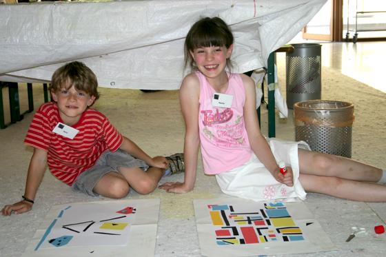 Dario und Pauline gestalten »ihre« Mondrians. Beim KiKS-Festival können alle Kinder künstlerisch aktiv werden.	Foto: scy