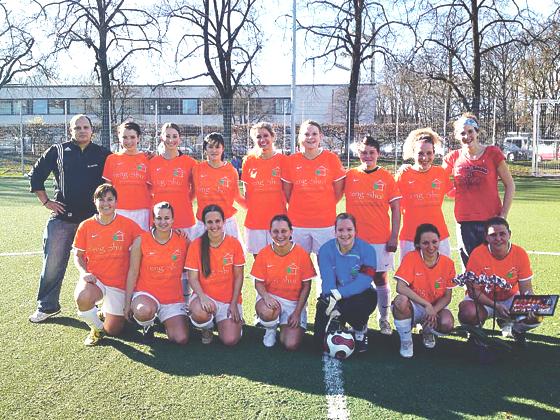 Die Kickerinnen aus Moosach freuen sich: Sie bleiben weiter in der Bezirksliga. 	Foto: VA