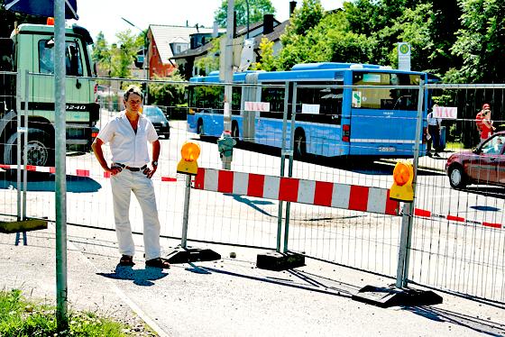Herbert Danner, Vorsitzender der Grünen, fordert die Freigabe des Radweges an der Baustellenzufahrt an der Friedenspromenade.	Foto: mst
