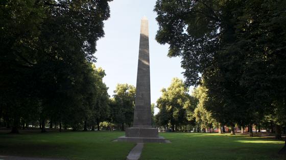 1911 wurde von den Münchner Bürgern zum Anlass des 90. Geburtstages von Prinzregenten Luitpold ein Park mit 90 Linden und einem Obelisken angelegt. Foto: ms