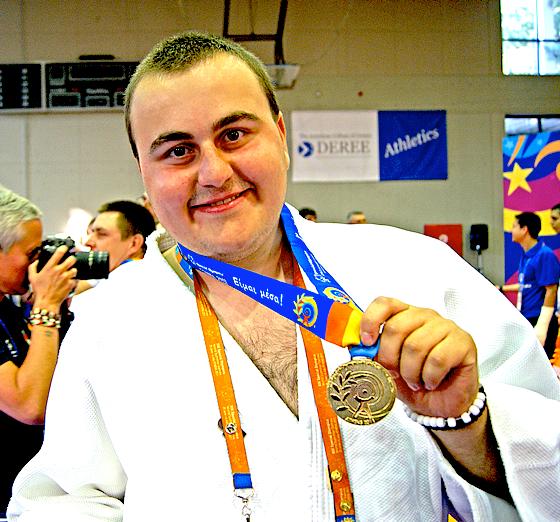 Er hat erfolgreich gekämpft: Der Hartecker Bartek Prawica zeigt stolz seine Goldmedaille.	   Foto: VA
