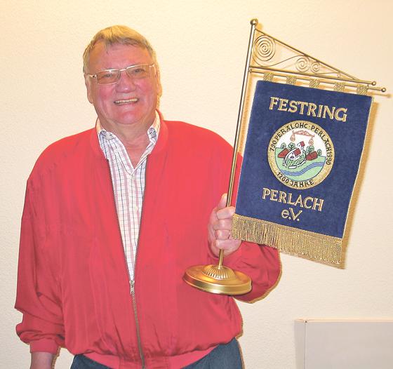 Festring-Vorsitzender Manfred Westner mit der Vereinsstandarte freut sich auf die 25-jährige Jubiläumsfeier. 	Fotos: Festring/aha