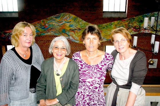 Regina Jula, Helga Ziegler, Saba Voss und Neeltje Dijkshoorn (von links) arbeiteten an dem großen Bild an der Wand mit.	Fotos: ws	