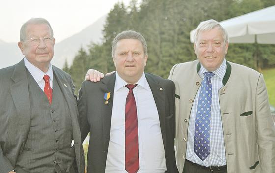 Der scheidende Präsident Fritz Aulenbach (Mitte) wird eingerahmt von Klaus Letzgus (re.) und seinem Nachfolger Walter Kersten (li.). Foto: VA
