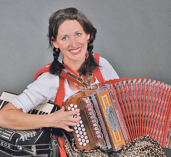 Sonja Schroth (Foto) musiziert am 22. und 23. Juli mit Elisabeth Danzer und Eva Frauenrieder »akustisch kosmopolitisch«. Foto: VA