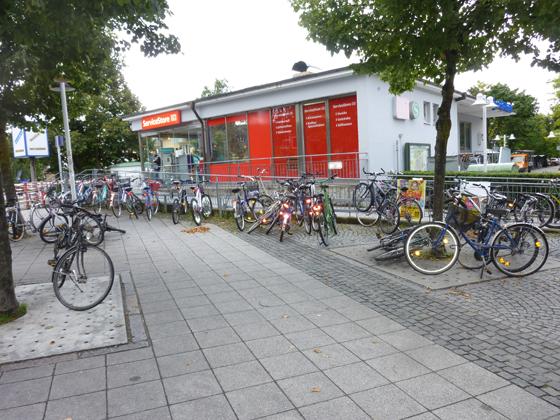 Die Schrottrad-Aktion soll zu mehr Ordnung auf dem Bahnhofsplatz beitragen.	Foto: MO