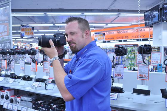 Saturn-Mitarbeiter Rochdi Hadj Ammar führt die neue Nikon D5001 vor, eine hochwertige Spiegelreflex-Kamera mit Videofunktion.