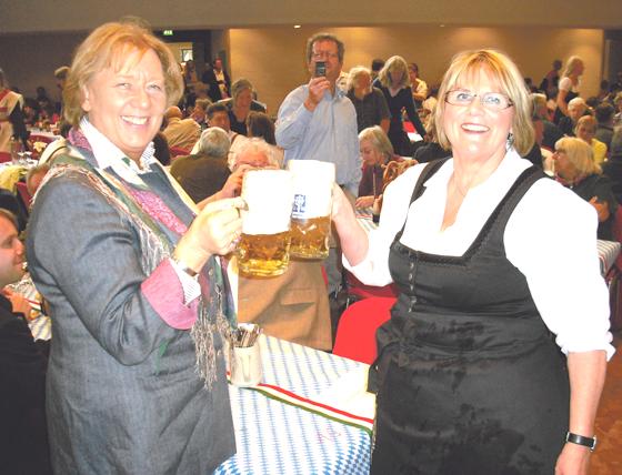 Landrätin Johanna Rumschöttel und Bürgermeisterin Hannelore Gabor genießen das frisch gezapfte Bier nach dem Festumzug im Saal.	Foto: VA