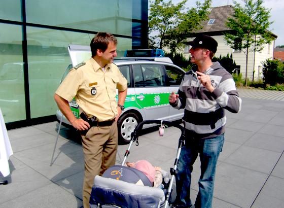 Herbert Kreuzer, Leiter der Polizeiinspektion 26 Ismaning, im Gespräch mit dem Unterföhringer Peter Butkevicius.	Foto: ikb