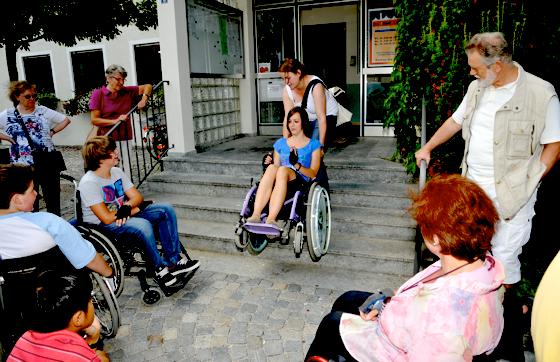 Nur vier Stufen, aber für Rollstuhlfahrer ohne Hilfe unüberwindbar: Das Kirchheimer Rathaus ist in Sachen Barrierefreiheit schwer im Rückstand. 	Foto: Schabmair