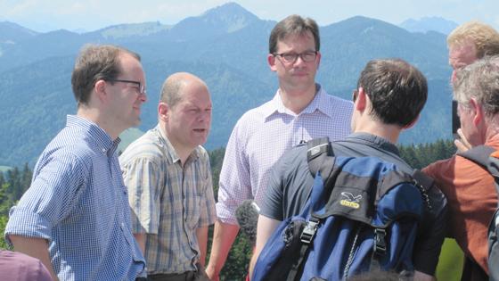 Markus Rinderspacher, Olaf Scholz und Florian Pronold (v. l., alle SPD) auf der Neureuth. Foto: Privat