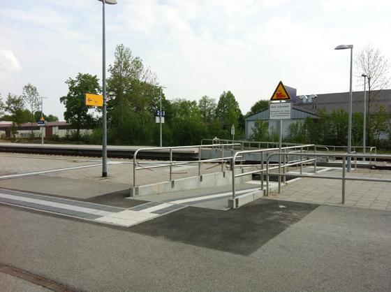 Die Fußgängerrampe im Regionalbahnhof Altötting. So könnte das auch in Perlach aussehen. Foto: Kauer