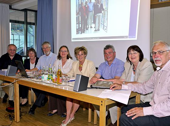Gemeinderäte und VHS-Mitglieder (Bildmitte: Vorsitzende Brigitte Hochholzer-Ulrich) versuchten gemeinsam eine Lösung zu finden. 	Foto: Kohnke
