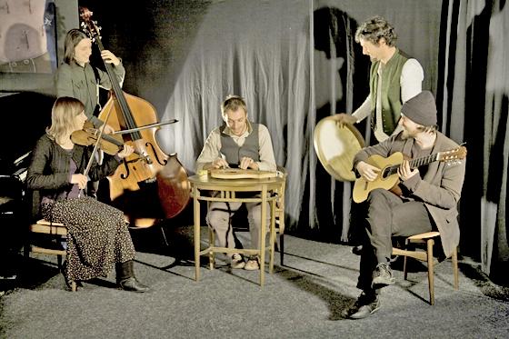 Passen in keine Schublade: die fünf Musiker von Opas Diandl aus Südtirol.	Foto: VA