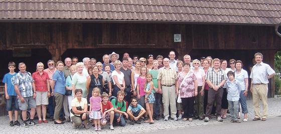 Besucher aus Haimhausen vor der historischen Weinkelter »Torkel« in Nonnenhorn lachen fürs Gruppenbild zufrieden in die Kamera.  Foto: VA