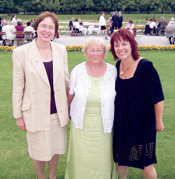 Marlene Straub, begleitet von Annette Bentele, wurde geehrt von Diana Stachowitz (links). Foto: VA