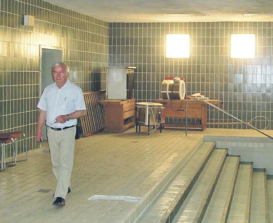 Stuntzschule-Rektor Hans Tschense im stillgelegten Schwimmbad. Foto: ikb