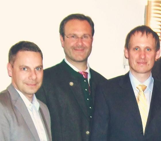 Peter Siemsen (re.) und Konrad Häuslmeier diskutieren mit Daniel Volk (li.) über Geldpolitik. Foto: VA