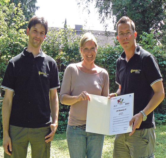 Birgit Dethlefsen vom BLSV überreichte das Zertifikat »KiSS Bayern«. Foto: VA