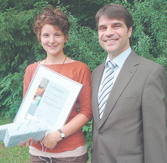 Edith Heiter erhielt den Technik-für-Mädchen-Preis von Wolfgang Greis (Siemens). Foto: Conosco