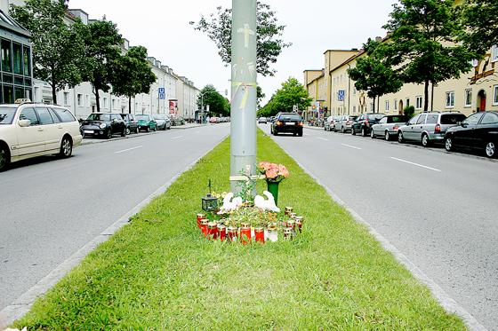 Blumen und Kerzen erinnern an den schrecklichen Unfalltod einer Harlachinger Bürgerin. Foto: HH