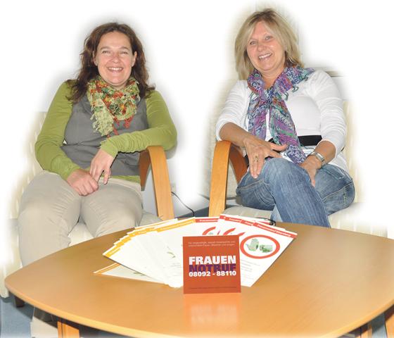 Die Vorstandsmitglieder Tanja Hafner und Renate Jess (v. l.) vom Frauennotruf Ebersberg bereiten ein Gewalt-Präventionsprojekt für Jugendliche vor. Foto: Sybille Föll