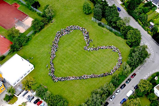 Zur Verabschiedung von Marianne Raba formierten sich die Schüler des Humboldt-Gymnasiums zu einem großen Herz. 	Foto: VA