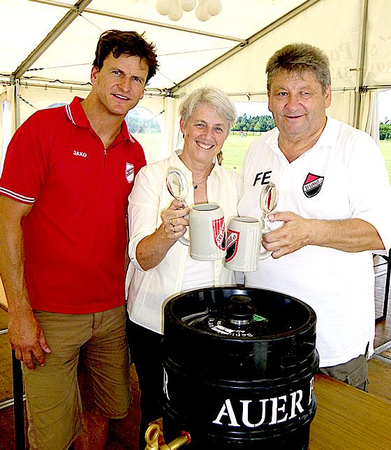 Uwe Hahm, Brigitte Weinzierl und Fritz Eisenschenk beim Sommerfest des SV Lohhof.	Foto: VA