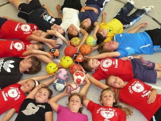 Ein Schnappschuss vom vergangenen Camp zeigt den gemeinsamen Spaß am Handball.	Foto: VA