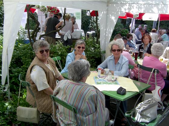 Die Senioren im ASZ Milbertshofen verstehen es,  gemeinsam mit viel Spaß zu feiern.	Foto: VA